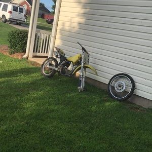 2 stroke dirt bike missing motor / Negotiable